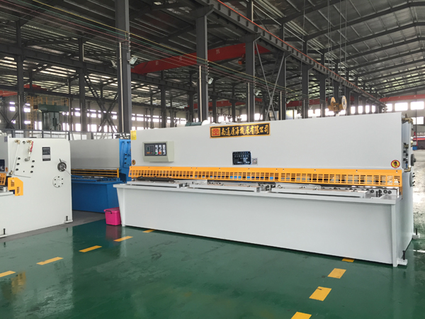 QC12Y-6×4000液(ye)壓擺式(shi)剪闆機(ji)