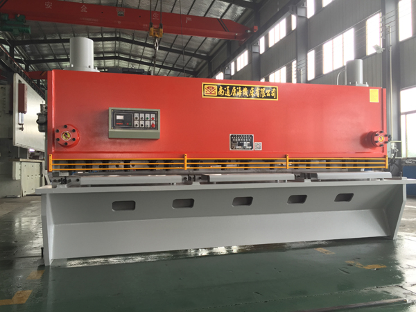 深喉口(kǒu)剪闆機(jī)